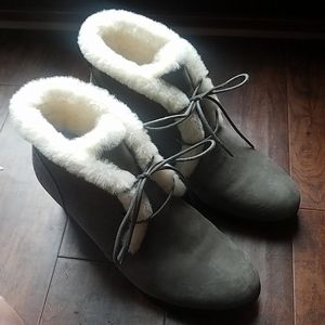 Jeovana Ugg wedge lace-up booties